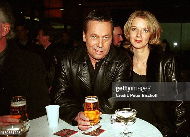 Roland Kaiser, Ehefrau Silvia, letzte;ZDF-"Hitparade", Berlin, Deutschland, Europa, After-Show-Party,;Bier trinken, Getränk,