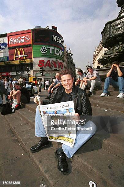 Andre Holst, Stadtbummel, London, England / Großbritannien,;"Picadilly-Circus", Zeitung lesen, Treppen;sitzen, Passanten,