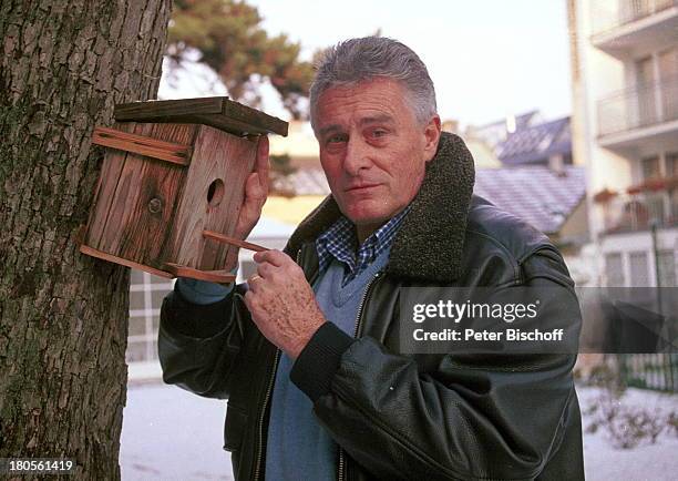 Klaus Wildbolz, Wien/-; sterreich,;Lederjacke, Vogelhäuschen, Schnee,