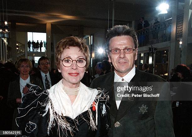 Caterina Valente, Manager Rainer Riffke,;Premiere "Ludwig II. - Sehnsucht nach dem;Paradies", Musical Theater Neuschwanstein,;Füssen, Foyer,...