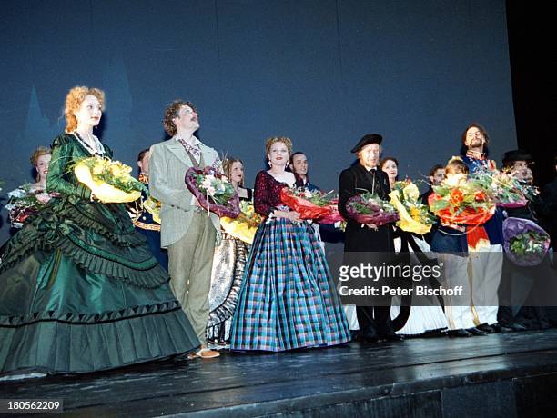 Sissy-Darstellerin Barbara Buhofer,;, "Ludwig": Julian Tovey, ,;Ensemble, Schluss -Applaus, Finale,;Premiere "König Ludwig II. - Sehnsucht;nach dem...