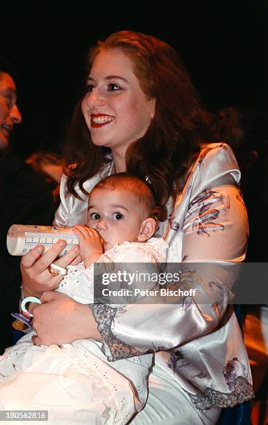 Rebecca Siemoneit-Barum , Tochter Rachel,;Taufe, "Freiburger Meßplatz", Zirkuszelt,;"Circus-Siemoneit-Barum ", Taufkleid,;Babyflasche, Baby, Manege,