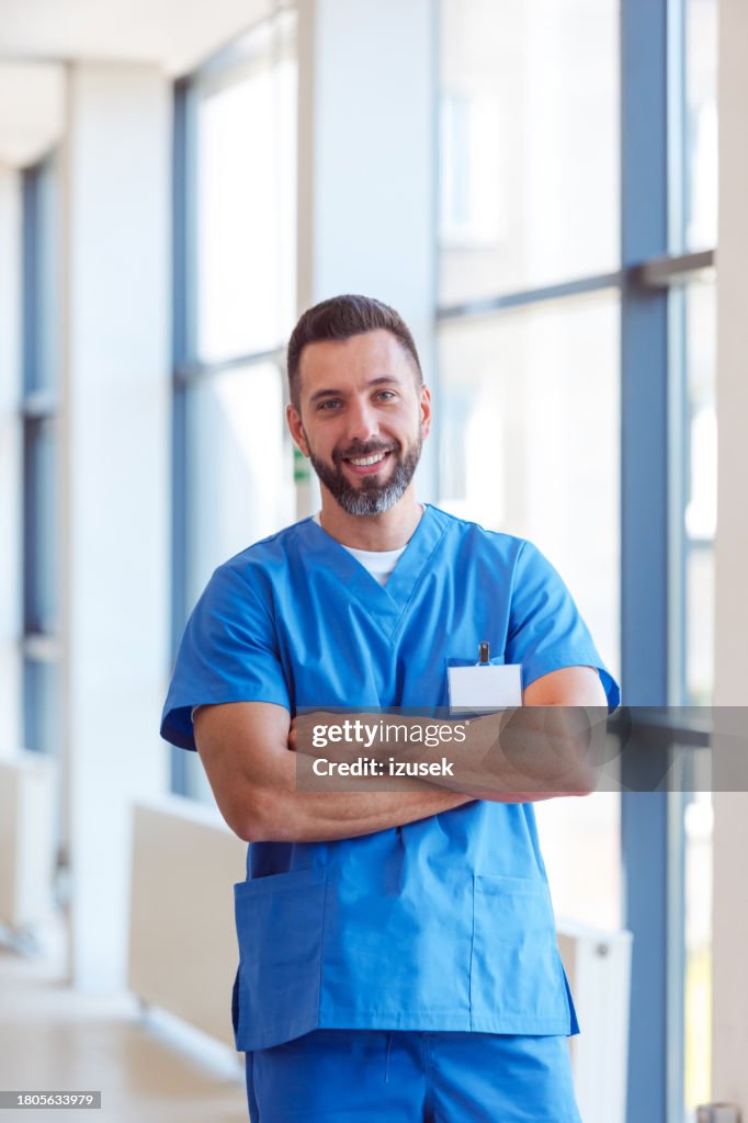 Porträt der lächelnden männlichen Krankenschwester