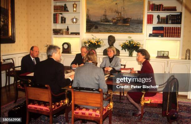 König Harald von Norwegen , Königin;Sonja , engster Beraterstab,;königliches Schloss, Oslo/Norwegen,;Arbeitszimmer, Konferenztisch, Beratung,