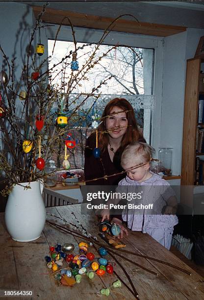 Susanna Wellenbrink, Tochter Mia Sophie;Rebecca Robin, Besuch bei Mutter Monika;Wellenbrink, Homestory, Bayrischer Wald,;Osterdeko, Eier, Ostereier,...