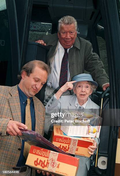 Heinz Reincke, Inge Meysel, Peter Heinrich;Brix, , ARD-Reihe;"Heimatgeschichten, Folge;"Schnäppchenjäger", Bus, Bustür, Ausstieg,;Kartons,