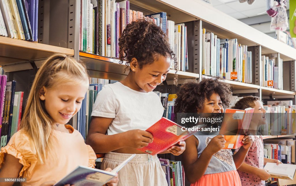 Kinder, die die Bibliothek besuchen