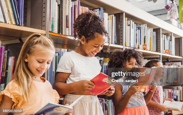 niños visitando la biblioteca - biblioteca infantil fotografías e imágenes de stock