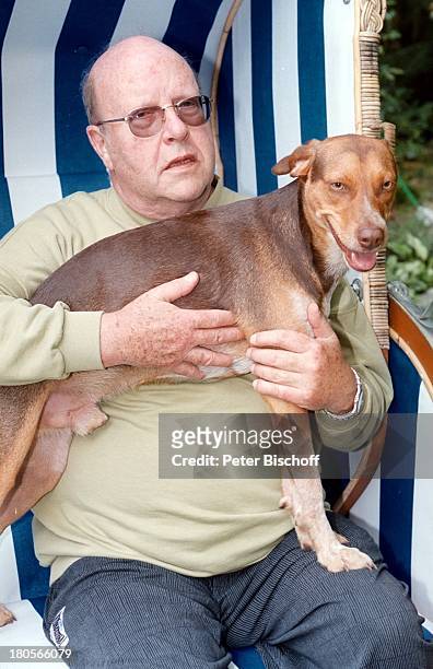Gert Haucke, Mischlings-Hund, Tierheim von Gert Haucke, Lüneburg, Deutschland, Europa, Strandkorb, Tier, Tiere, Brille, Schauspieler,