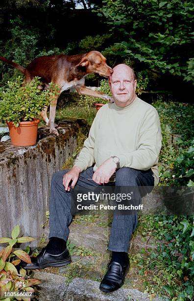 Gert Haucke, Hund, Tierheim von Gert Haucke, Lüneburg, Deutschland, Europa, Tier, Brille, Schauspieler,