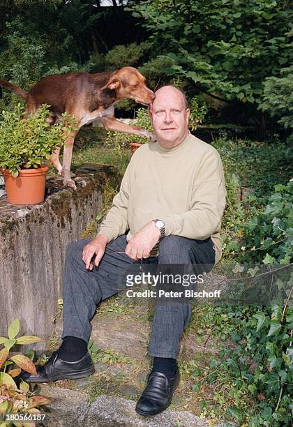 Gert Haucke, Hunde-Mischling, Tierheim von Gert Haucke, Lüneburg, Deutschland, Europa, Tier, Brille,;Hund, Hunde, Schauspieler,