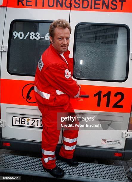 Uwe Hübner, Krankenhaus-Praktikum;"Rettungssanitäter, Altenpfleger",;freiwilliger "DRK"-Helfer , Bremen, "DRK-Krankenhaus",;Krankenwagen, Uniform,