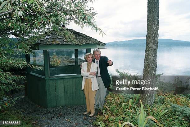 Günther Schramm, Ehefrau Gudrun;Thielemann, Homestory, Halbinsel;Saanich/Vancouver Island/Kanada,;Grundstück, Pavillion, Wasser, umarmen,