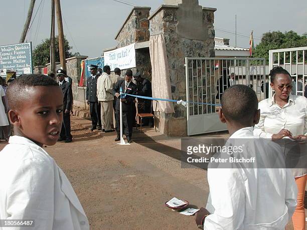 Reise, Äthiopische Kinder, Eröffnung des;"Mettu-Karl-Hospitals", finanziert durch;die Äthiopienhilfe "Menschen für Menschen";von Karlheinz Böhm,...