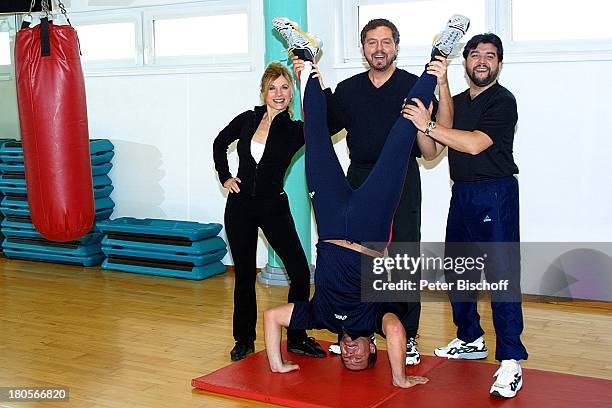 Deborah Sasson, Johannes Groß , Luis del Rio , , Christian;Polus ,;, Bensheim, Fitness-Studio,;Kopfstand, sportlich, Sport, turnen,;Turner, Gymnastik,