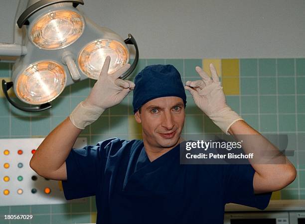 Ingolf Lück, "Der Doc - Schönheit ist;machbar", SAT-1 Comedy Serie, OP,;Operationsraum, Handschuhe, OP-Kleidung,;OP-Lampe,