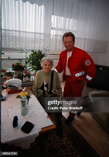 Uwe Hübner, Alma Hein ,;Krankenhaus-Praktikum "Rettungssanitäter,;Altenpfleger", freiwilliger "DRK"-Helfer;, Bremen,;"DRK-Altenheim", Uniform,...