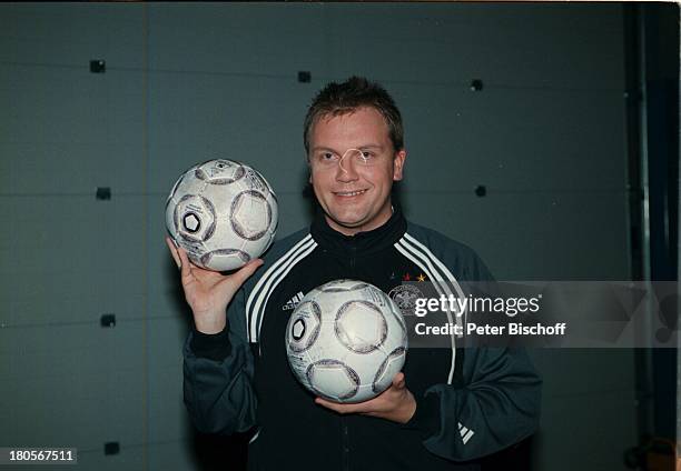 Hape Kerkeling, ZDF-Show "Showpalast",;Hamburg, After-Show, Backstage,;Fußballdress, Bühnenkostüm, Ball, Fußball,;Fußbälle,