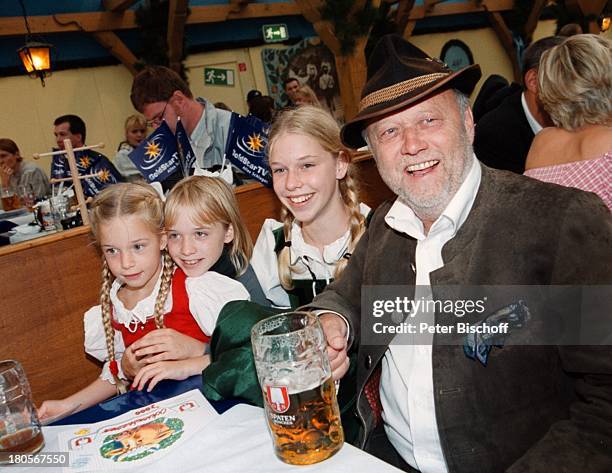 Josef Vilsmaier, Tochter Janina, Tochter;Josefina, Freundin von den Kindern Martha;, "Goldstar TV Wies`n Treff",;Oktoberfest, München, Bier, Glas,