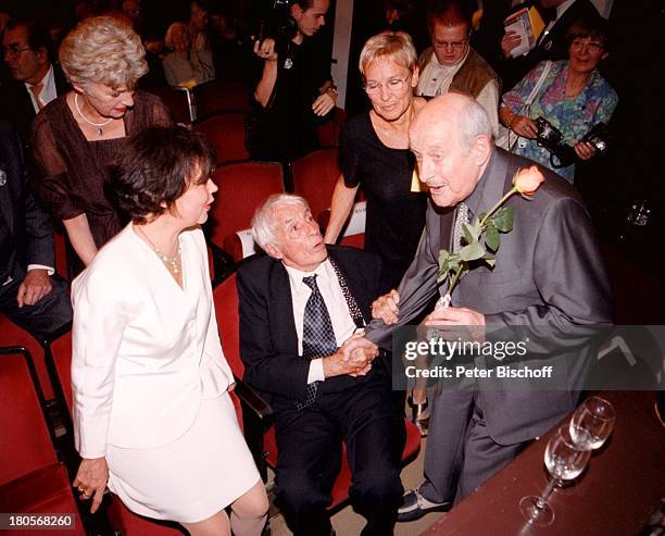 Wolfgang Spier , Simone Rethel, Johannes Heesters, 80. Geburtstag von W o l f g a n g S p i e r, Komödie im "Bayerischen Hof", München, Anzug, Rose,...