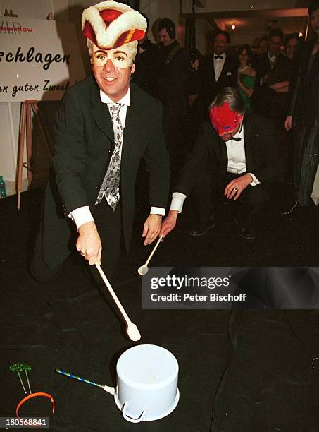 Patrick Lindner, Frankfurter Opernball,;Frankfurt, Topfschlagen, Maske,;Kochlöffel, Hut, Kochtopf,