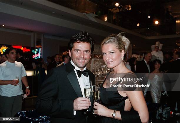 Thomas Anders, Lebensgefährtin Claudia;Hess, Presseball, Bonn, Kleid, Anzug,;Fliege, Sekt, Sektglas, anstoßen, Freundin,