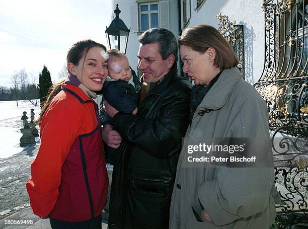 Julia Dahmen , Sohn Joshua Dahmen,;Mutter Andrea Dahmen, Vater Karlheinz;Lemken, bei Dreharbeiten zu SAT.1-Serie,;"Der Bulle von Tölz", Folge:...