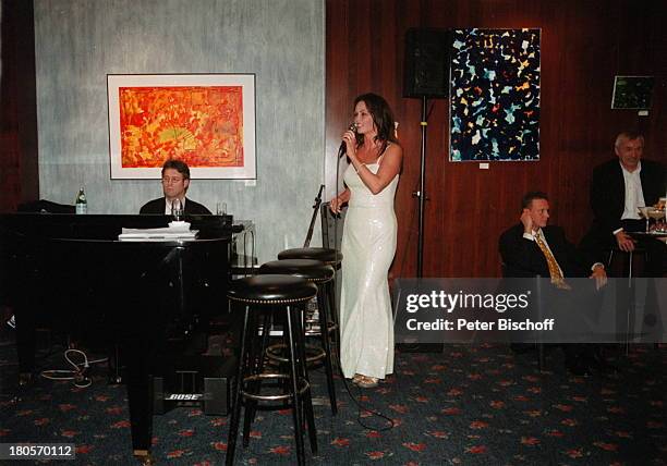 Nathalie Kollo, Pianist Joachim Küpper,;Kempinski Hotel, Berlin, Deutschland, Europa, Auftritt,;Mikrofon, Abendkleid, Klavier, Barhocker,;Gäste,...