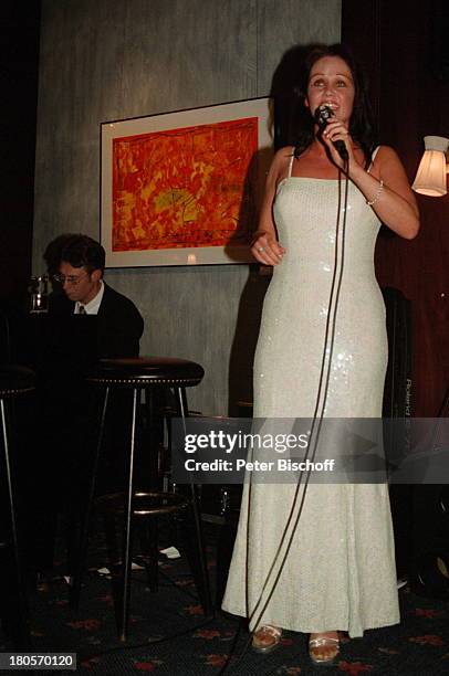 Nathalie Kollo, Pianist Joachim Küpper,;Kempinski Hotel, Berlin, Deutschland, Europa, Auftritt,;Mikrofon, Abendkleid, Barhocker, Mikrophon,