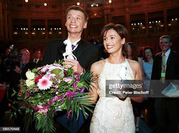 Günther Jauch, Sandra Maischberger, "Bayerischer Fernsehpreis", "Der Blaue Panther", München, Blumen, Blumenstrauß, Strauß, Fest, Gala, Preisträger,...