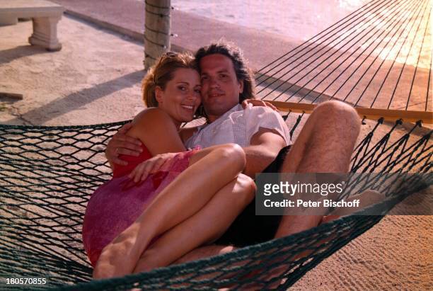 Karin Thaler, Ehemann Milos Malesevic,;ZDF-Serie "Unser Charly", Folge "Flipper,;der Retter", Key Largo/Florida/USA,;Strand, Hängematte, nach den...