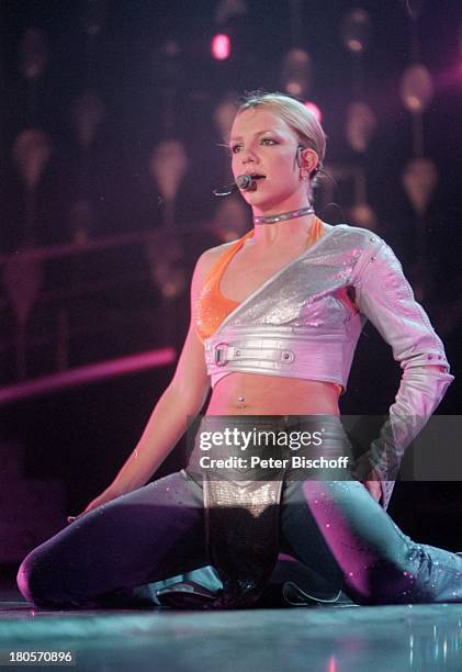 Britney Spears, Start Deutschlandtournee,;"Stadthalle", Bremen, Auftritt, Bühne,;Mikrofon, sexy Bühnenkostüm, bauchfrei,