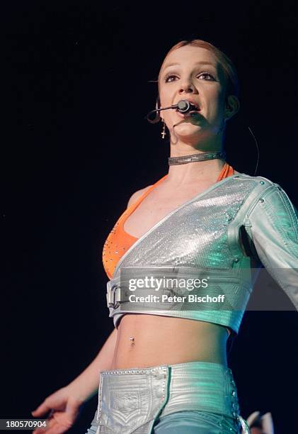 Britney Spears, Start Deutschlandtournee,;"Stadthalle", Bremen, Bühne, Auftritt,;Mikrofon, tanzen, sexy Bühnenkostüm, bauchfrei,