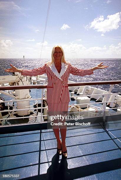 Marlene Charell, Kreuzfahrt auf "MS Astor", Luxus-Liner, Südafrika, Deck, Reeling, Meer, Wolken, rot-gestreiftes Sommer-Kleid,