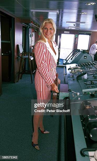 Marlene Charell, Kreuzfahrt auf "MS Astor", Luxus-Liner, Südafrika, Brücke, Steuerrad, rot-gestreiftes Sommer-Kleid,