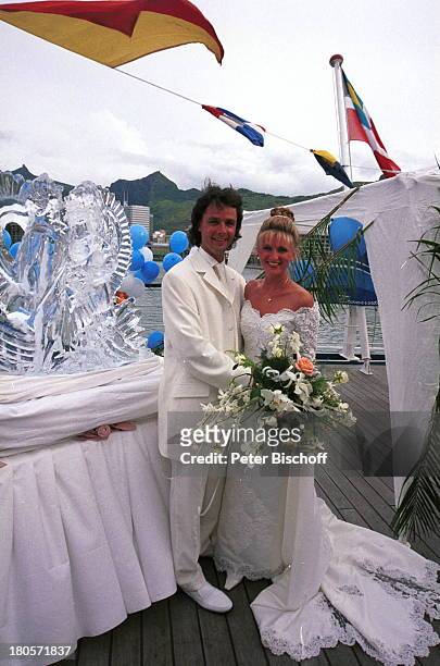 Angelina Pappini, Ehemann Christian;Fresz, Grand Baie/Mauritius/Indischer;Ozean/Afrika, MS "Astor",;Hochzeitsempfang, Hochzeitskleider,;umarmen,...