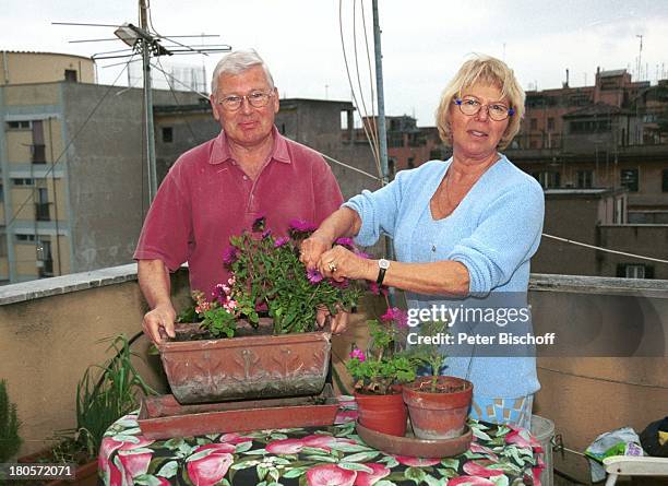 Ulrich von Dobschütz, Ehefrau Barbara, Homestory, Rom/Italien, Balkon, Blumen, Pflanzen, Dach, Antenne,