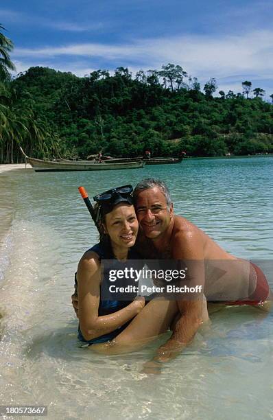 Constanze Engelbrecht, Peter Bongartz,;ZDF-Serie "Insel der Träume", Palmen,;Badehose,