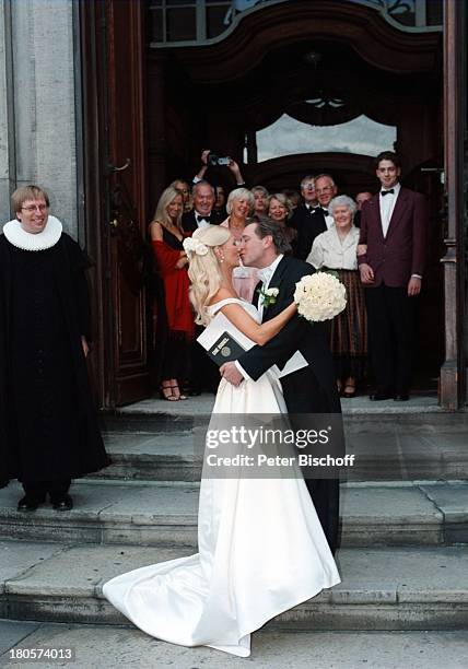 Jan Fedder, Ehefrau Marion Kurth, Pastor;Dinse Hart, Hochzeit, Hamburg,;Kirchenportal, kirchliche Trauung, Braut,;Bräutigam, Kuß, Brautstrauß,