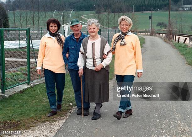 Anita Hofmann, Großvater Paul Bär,;Alexandra Hofmann, ,;, Meßkirch, Nähe Bauernhof der;Großeltern,Spaziergang,