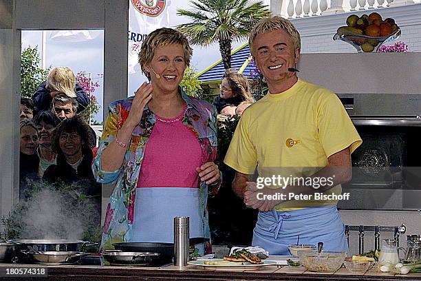 Andrea Kiewel , Armin Rossmeier , ZDF-Show "Fernsehgarten", schwanger, kochen, Herd, Ofen, Teller,