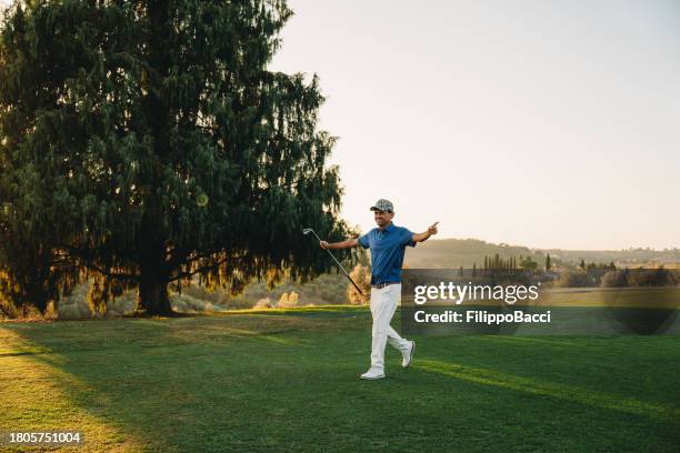 hole-in-one-feier für einen profigolfer - golfturnier stock-fotos und bilder