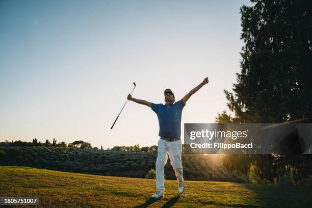 celebración de hoyo en uno para un golfista profesional - hole in one fotografías e imágenes de stock