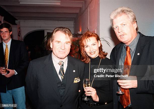 Fritz Wepper, Klaus Baumgart , Ehefrau Ilona Schulz-Baumgart,;"Royal Fishing Club"-Party, Hamburg, "Gut;Basthorst", Glas Sekt, Champagner,