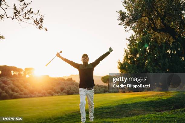 profigolfer feiert einen sieg in der nähe des grüns - golfturnier stock-fotos und bilder