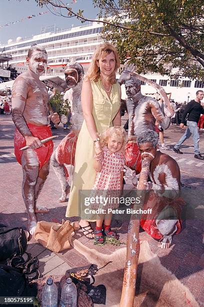 Petra Vieten, Tochter Annika, Aborigines,;Ausflug, Australien, Sydney, Kleid, Kind,;Hafen, Harbour, Promenade, Sonnenschein,;Freizeit,...