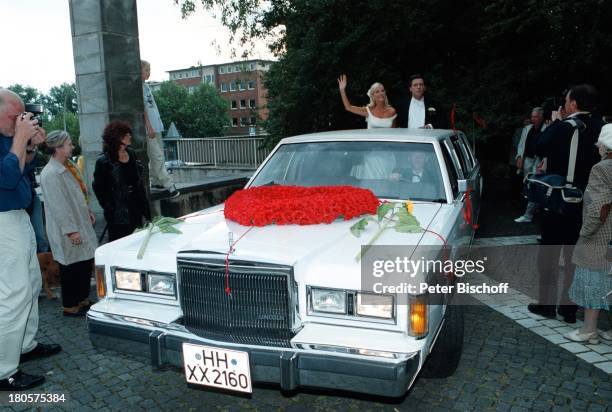 Jan Fedder, Ehefrau Marion Kurth,;Hochzeit, Hamburg, Limousine mit;Rosen-Herz, kirchliche Trauung, Braut,;Bräutigam, winken, Schaulustige, Passanten,