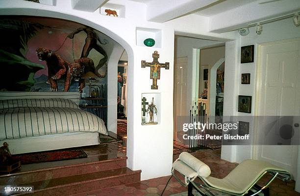 Siegfried & Roy, Homestory, "Dschungel Palast", Las Vegas/Nevada/USA, Roy`s Schlafzimmer, Christusfigur, Bett,