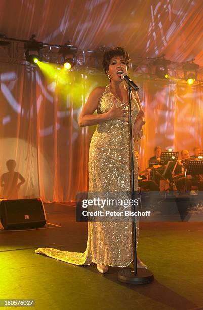 Shirley Bassey, "Unesco Benefiz-Gala",;"Kinder in Not", Swissotel Neuss,;Wohltätigkeits-Gala, Ball, Bühne,;Sängerin, Auftritt, Mikrofon, Live,