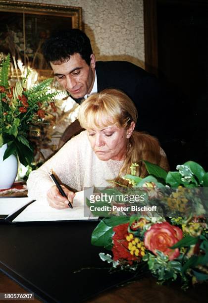 Karin Baal, Ehemann Cevdet Celik, Hochzeit, Charlottenburg, Berlin, Deutschland, Europa,;Standesamt, Braut, Bräutigam, Ehe-Vertrag, unterschreiben,...